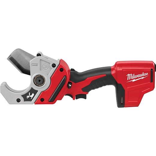 Cordless plastic-pipe shear with a curved pipe cradle and powered cutting blade